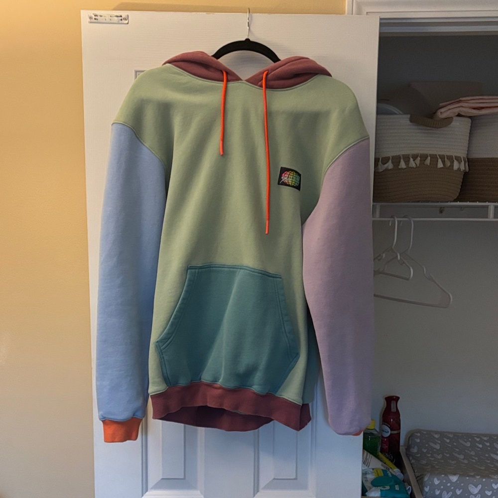 SLUNKS VOLLEYBALL HOODIE. WORN ONCE, Colorblock men’s athletic hoodie